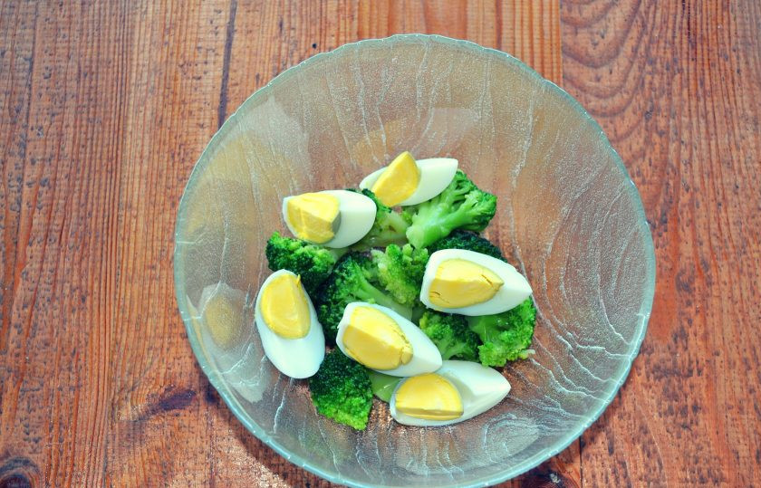 1. Этап. Салат с брокколи и яйцом: В глубокий салатник отправьте брокколи и нарезанные ломтиками яйца.