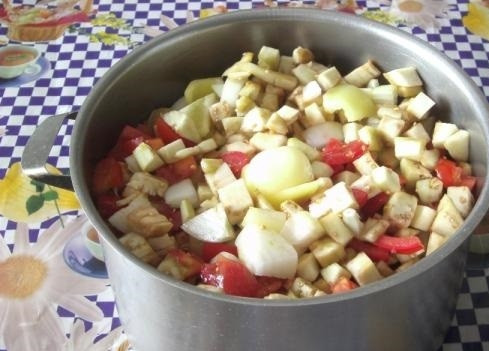 1. Этап. Салат Десятка: 4. Все овощи перекладываю в кастрюлю, добавляю подсолнечное масло, соль, сахар, перец горошком и уксус. Отправляю ее на огонь.