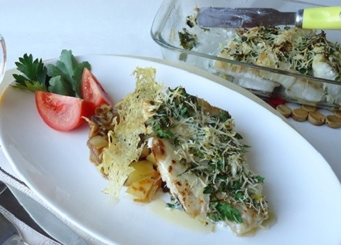 1. Этап. Судак, запеченный с сыром: Подавать судака можно с овощами и вкусным соусом.