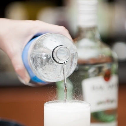 1. Этап. Персиковый коктейль: 4. Добавьте газировки, лед и дольку персика.