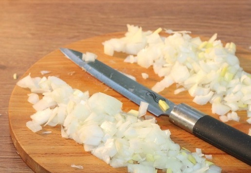 1. Этап. Сочные, нежные котлеты с добавлением картофеля: 5. Лук нарезаем мелким кубиком и делим на 2 части.