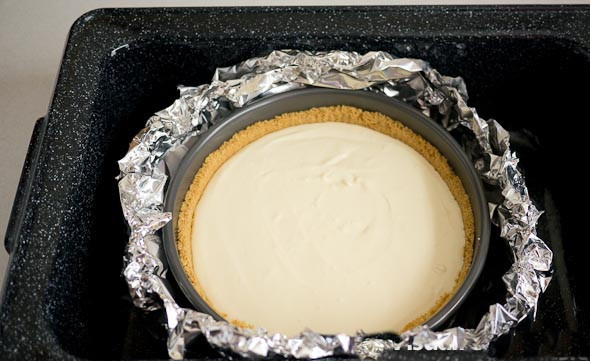 1. Этап. Классический чизкейк: 5. Готовьте чизкейк 2 часа в духовке при температуре 100 градусов. Режим духовки верх-низ.