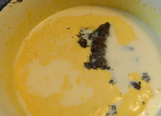 1. Этап. Лимонно-маковые блины: 8. Добавляем в тесто перетертый мак и оставшееся молоко. Хорошо перемешиваем и на минут 15 оставляем тесто в покое.