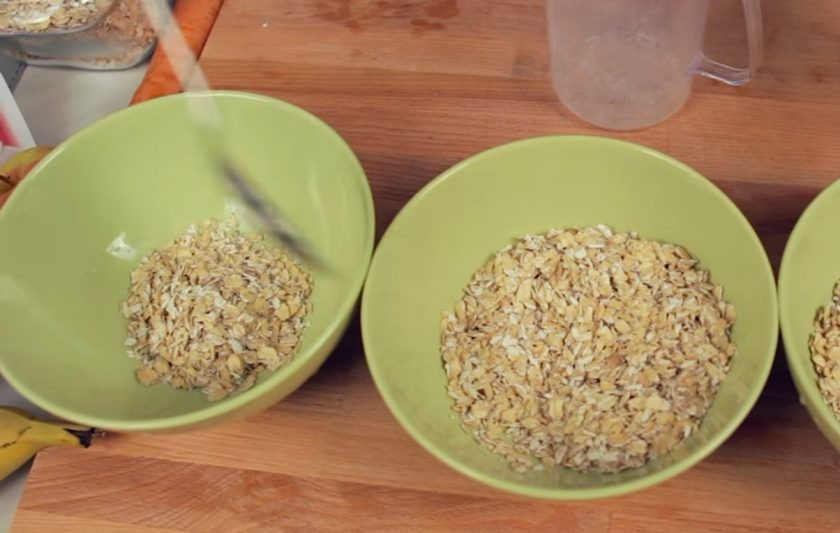 1. Этап. Ночная овсяная каша: 1. В три миски высыпьте по 100-150 грамм каши и залейте их по 100-150 мл молока.