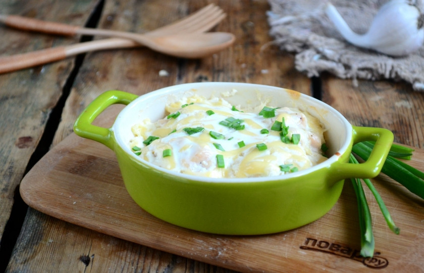 1. Этап. Нежные куриные шарики в сливочном соусе: Залейте куриные шарики подготовленным соусом и снова отправьте в духовку еще на 15-20 минут при той же температуре. Куриные шарики в сливочном соусе готовы. Подавайте горячими, украсив зеленью. Приятного аппетита!