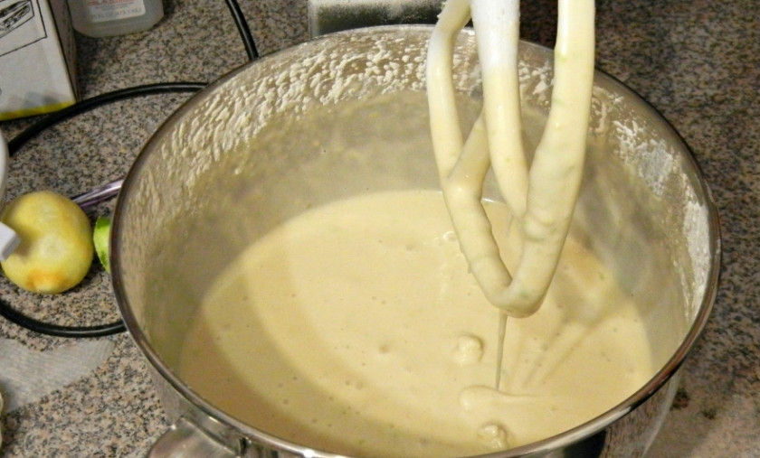 1. Этап. Пирог с ягодным джемом: 3. Сделаем тем временем внешний слой. Смешаем крем-сыр с размягченным сливочным маслом, добавим сахар, ром и сок лимона. Взбиваем в миксере на высокой скорости. Смазываем затем пирог со всех сторон кремом.