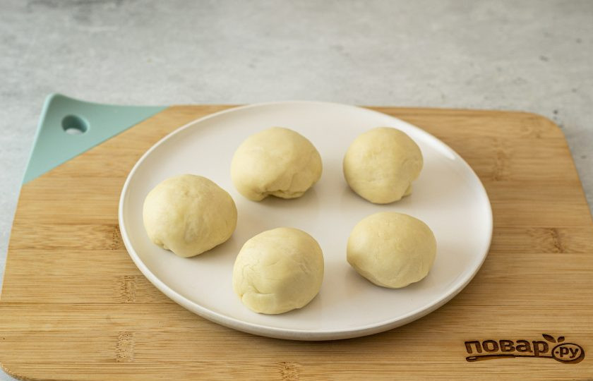 1. Этап. Индийские самосы с картошкой и горошком: Тесто обомните, разделите на 10 частей. Из каждой скатайте шарик.