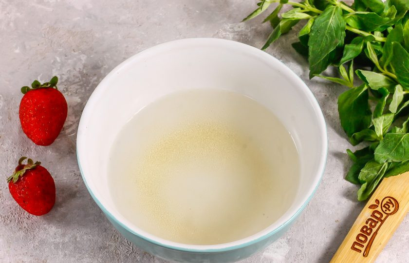 1. Этап. Клубничный чизкейк с творогом без выпечки: Оставшийся желатин растворите в 50 мл. кипятка и оставьте на 5 минут, а затем снова перемешайте. Перелейте в клубничную массу и слегка остудите.