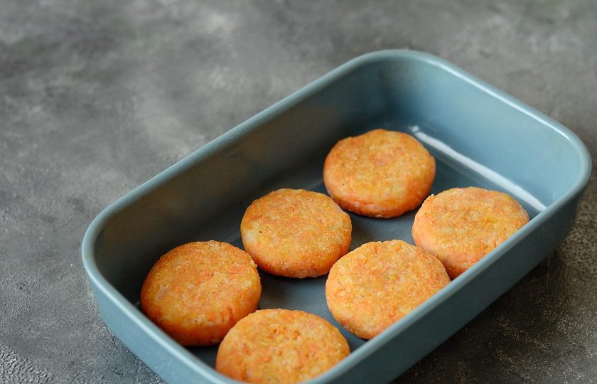 1. Этап. Котлеты из кольраби: Затем переложите котлеты в заранее разогретую до 200 градусов духовку на 10-15 минут.