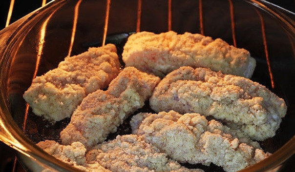 1. Этап. Рыбные наггетсы: 6. Выпекайте наггетсы в горячей духовке в течение 13-16 минут до золотисто-коричневого цвета.