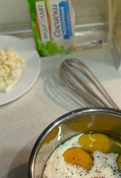 1. Этап. Закусочные маффины из яиц: Яйца соединить с молоком, добавить соль, перец по вкусу. Совсем немного, на кончике ножа, добавить разрыхлитель для теста. Все перемешать венчиков в однородную массу