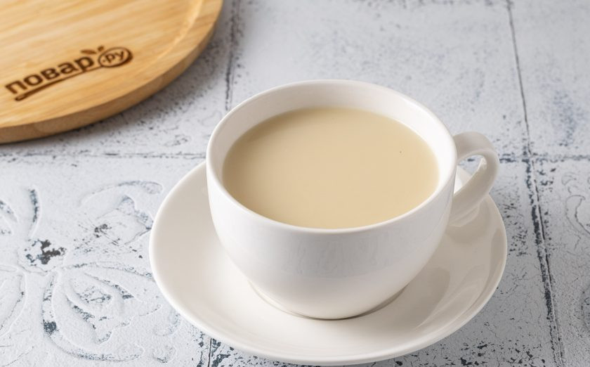 1. Этап. Чай с мороженым: Влейте его в кружку.