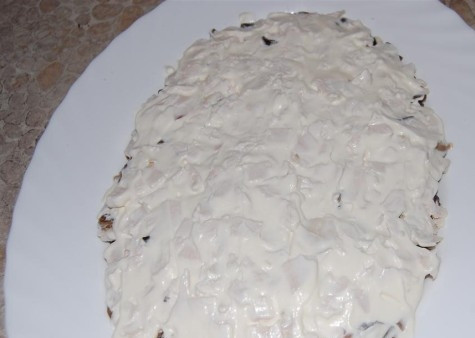 1. Этап. Салат Береза: Смазываем слой куриного филе майонезом.