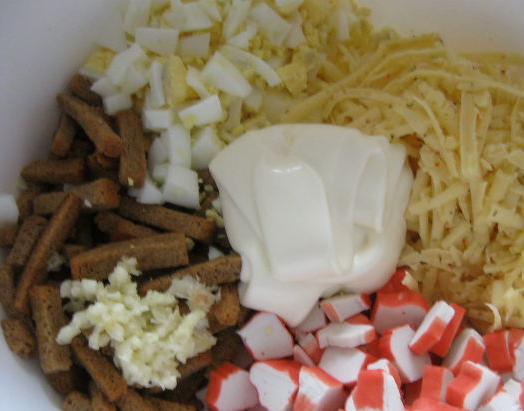 1. Этап. Салат обалденный с сухариками: 2. Сыр трем на терке, чеснок пропускаем через пресс. Яйца режем кусочками. Всыпаем все ингредиенты в салатницу, взбрызгиваем лимонным соком и заправляем майонезом.