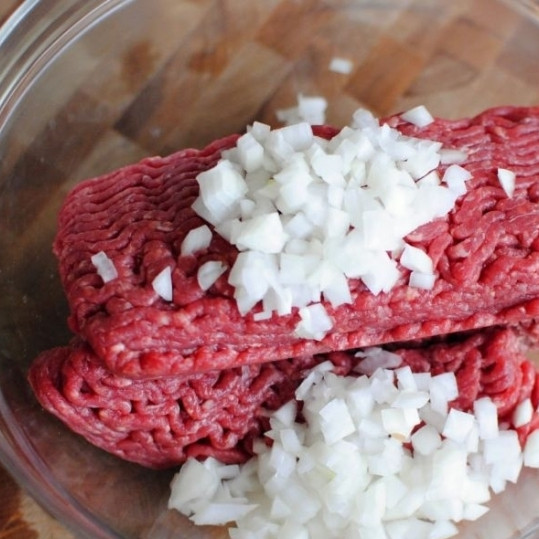 1. Этап. Классический мясной рулет: В крупную миску кладем мелко нарезанный лук и мясной фарш.
