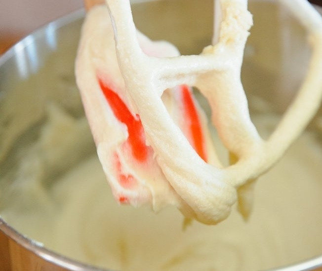 1. Этап. Торт Шикарный: 5. Когда тесто станет однородным и без комочков, влейте тонкой струйкой молоко, продолжая взбивать.