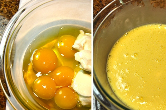 1. Этап. Шоколадный торт с заварным кремом: Первым делом надо приготовить коржи: приготовьте тесто, смешайте для этого два целых яйца, три желтка и сметану.