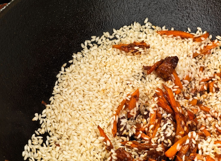 1. Этап. Шавля по-узбекски: 5. Добавляем морковь и рис.