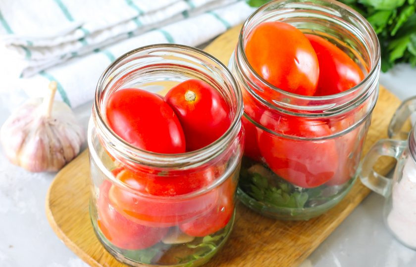 1. Этап. Помидоры с семенами горчицы на зиму: Промойте помидоры и выложите их в банки, стараясь втиснуть как можно больше, но так, чтобы они не лопнули.