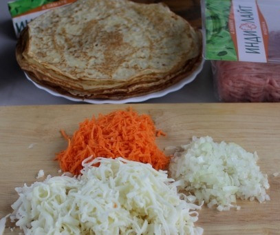 1. Этап. Блинный торт: Лук мелко нарежьте, морковь натрите на мелкой терке, сыр натрите на крупной терке.