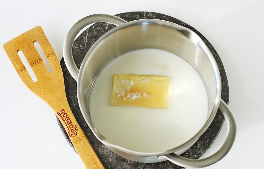 1. Этап. Сладкие клецки: Молоко и масло выложите в небольшую кастрюльку.