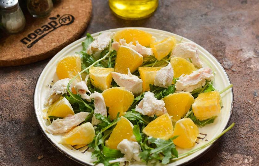 1. Этап. Салат из курицы с рукколой и апельсинами: Вареное филе порвите на волокна и добавьте в салат.