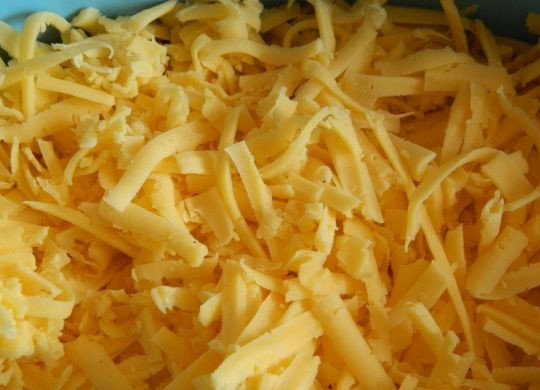 1. Этап. Лаваш с сыром в мультиварке: 2. Твердый сыр натираю на крупной терке.