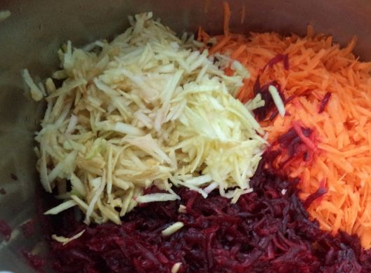 1. Этап. Cолянка из свеклы на зиму: 2. Дальше просто чистим морковь и свеклу, трем на терке. Яблоки очистим от серединок с косточками и тоже натрем. Все компоненты соединяем в глубокой кастрюле, добавим соль, масло и воду.