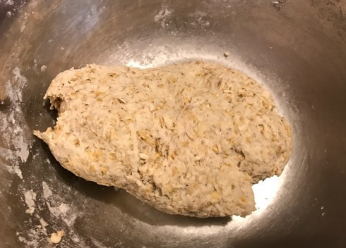 1. Этап. Быстрое галетное печенье с отрубями: 4. Постепенно добавляем воду и замешиваем мягкое тесто. Оно не должно липнуть к рукам.