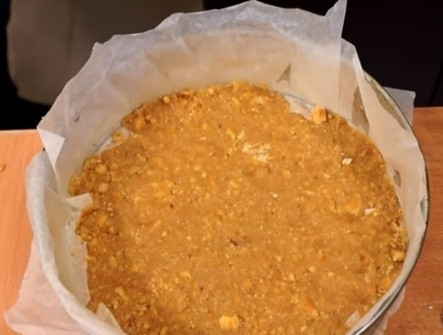 1. Этап. Творожный чизкейк с маршмеллоу без выпечки: 6. Уберите форму в холодильник на 1 час. Тем временем подготовим творожную основу.