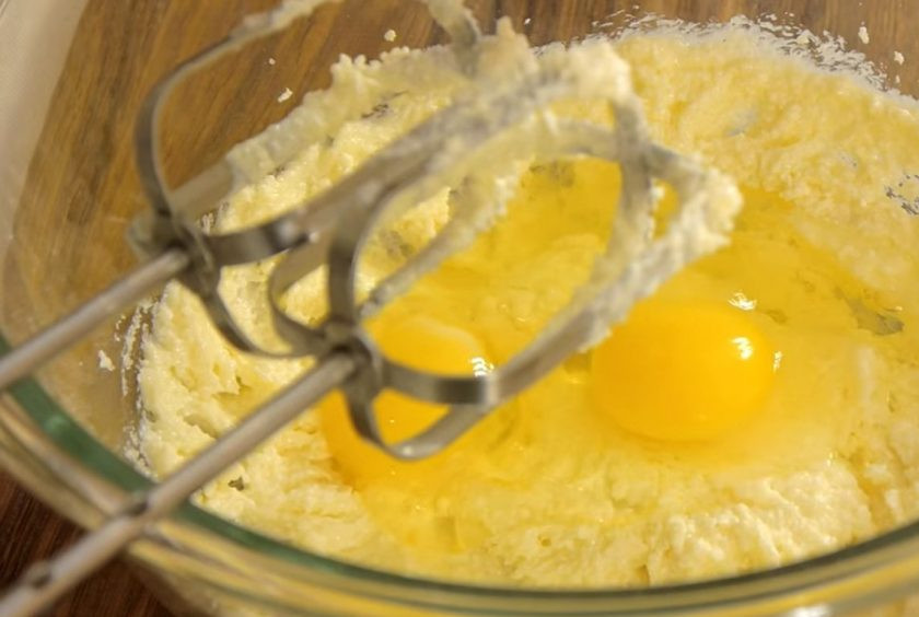 1. Этап. Капкейки: 1. Просеянную муку смешайте с разрыхлителем и солью. К мягкому сливочному маслу добавьте сахар и ванильный сахар, взбейте в течение 1 минуты. Добавьте яйца комнатной температуры и взбейте до полного растворения сахара.