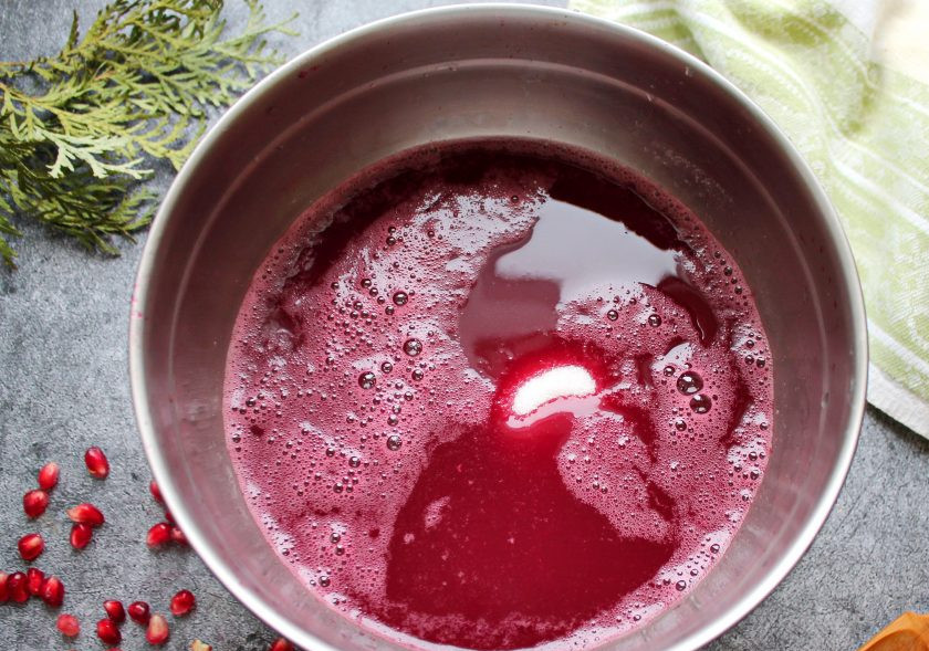 1. Этап. Варенье из гранатовых зерен: Получившуюся массу протрите через сито, зернышки выбросите. В жидкость всыпьте оставшийся сахар и варите на медленном огне еще 15 минут или до желаемой густоты.