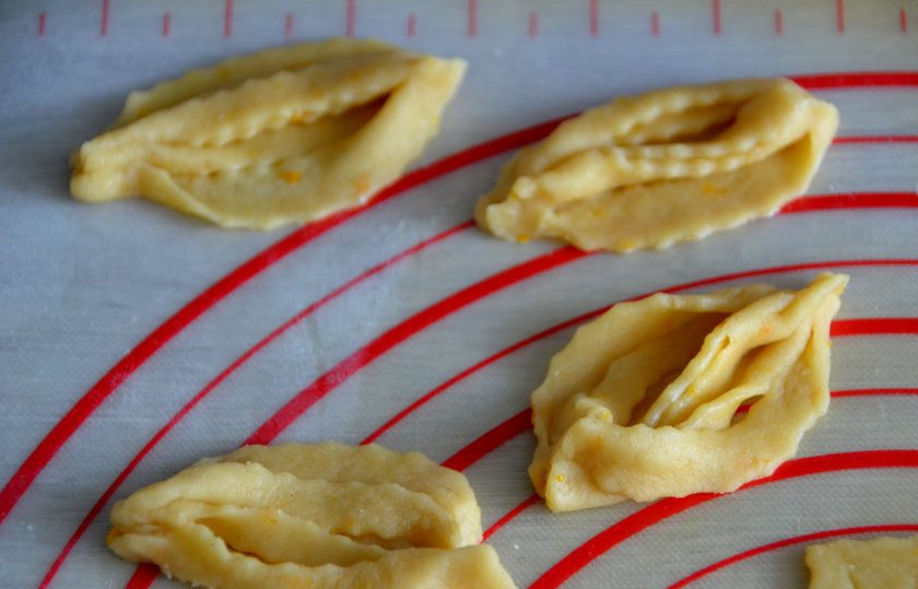 1. Этап. Десерт Ченси: Защипните края прямоугольников. Разогрейте в сковороде достаточное количество растительного масла.