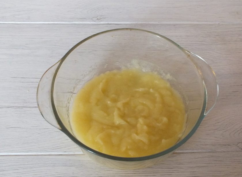 1. Этап. Кекс с яблочным пюре: Готовые яблоки размягчите в пюре погружным блендером. Охладите. Выход необходимого яблочного пюре 200-210 грамм.