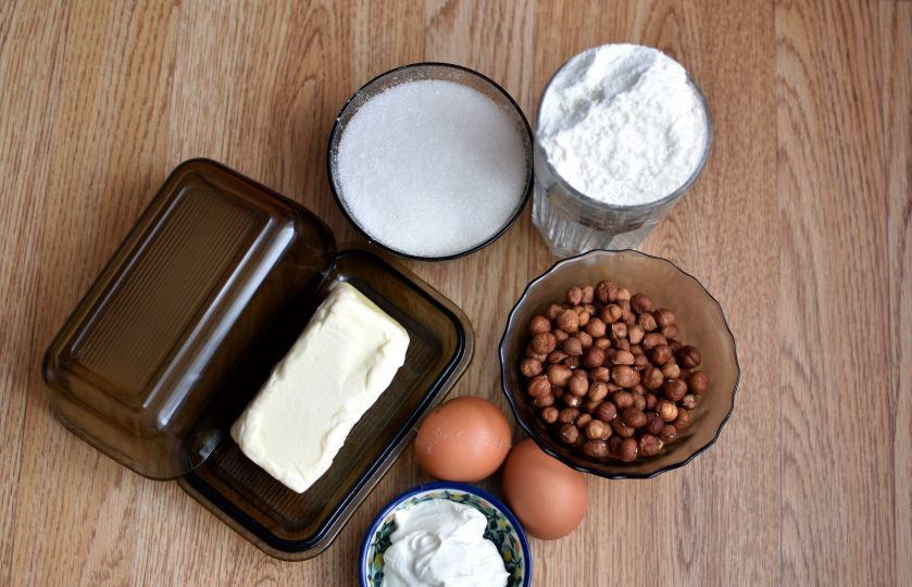 1. Этап. Песочный пирог с орехами: Подготовьте ингредиенты.