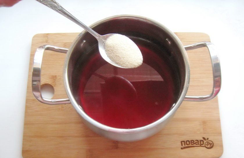 1. Этап. Взбитая манная каша: После ягодный отвар процедите, доведите до кипения и всыпьте манную крупу.