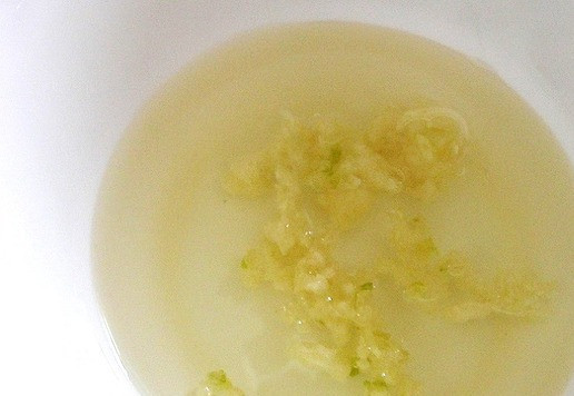 1. Этап. Салат Цезарь с семгой: Приготовьте гренки. Для этого смешайте оливковое масло с измельченным чесноком. Оставьте на 15 минут.