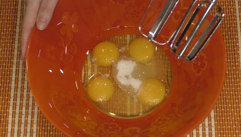 1. Этап. Ореховый рулет с вареной сгущенкой (на скорую руку): 1. Готовим тесто. Для этого нужно хорошенечко взбить миксером 4 яйца с двумя столовыми ложками сахара.