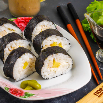 Роллы с курицей и ананасом