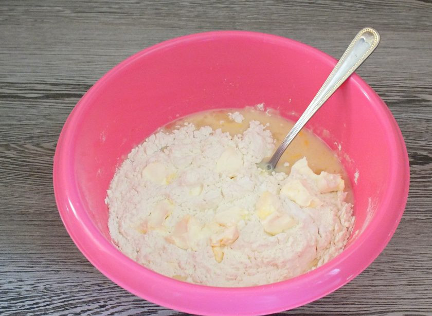 1. Этап. Дрожжевые булочки с какао: Добавьте большую часть муки, мягкое масло и начните замес.