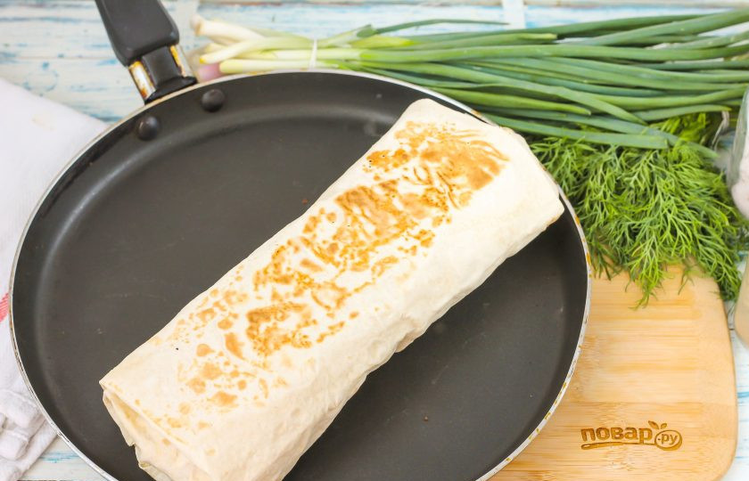 1. Этап. Денеры в лаваше: Поджарьте донар с обеих сторон либо на электрогриле, либо на сковороде без масла.