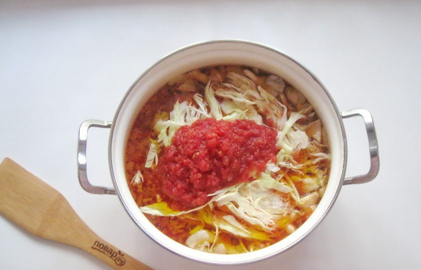 1. Этап. Борщ с вешенками: Помидоры измельчите любым способом и добавьте в борщ.