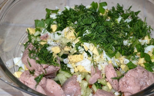 1. Этап. Салат с печенью трески: 4. Нарежьте средними или крупными кусочками печень, аккуратно переложите к остальным ингредиентам.