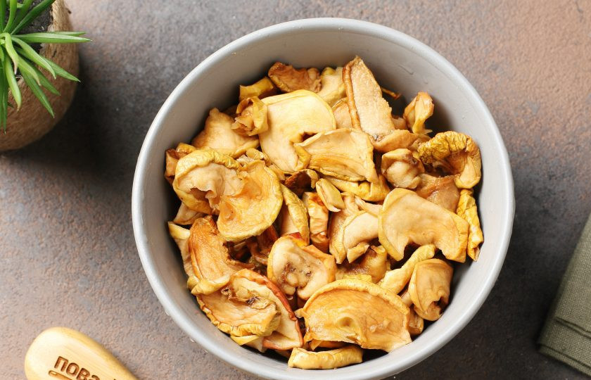 1. Этап. Компот из сушёных яблок для грудничка: Воду слейте и промойте сухофрукты ещё раз.