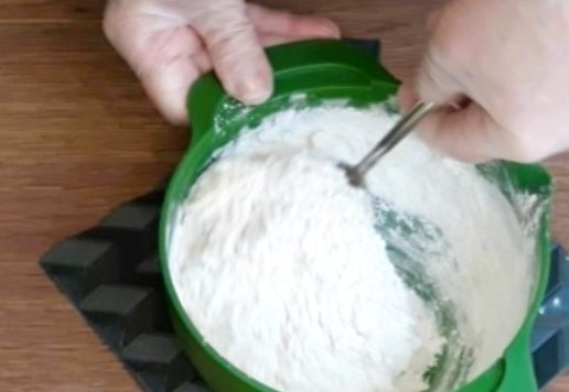 1. Этап. Ленивые пельмени с индейкой и капустой: 2. Добавить небольшими частями пшеничную муку (2 стак.), замесить тесто.