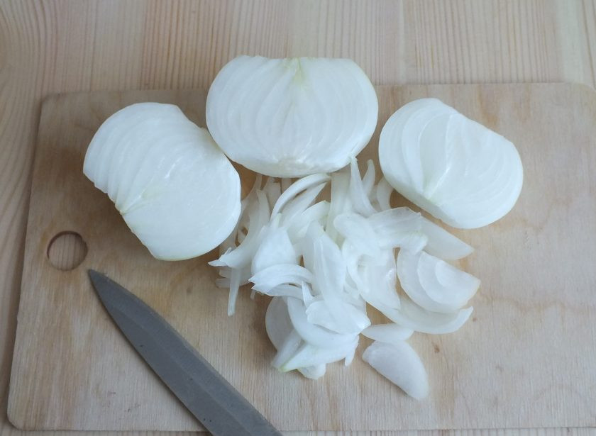 1. Этап. Салат с редькой и луком: Лук нарежьте перьями. Раскалите масло и на среднем огне обжарьте до готовности.