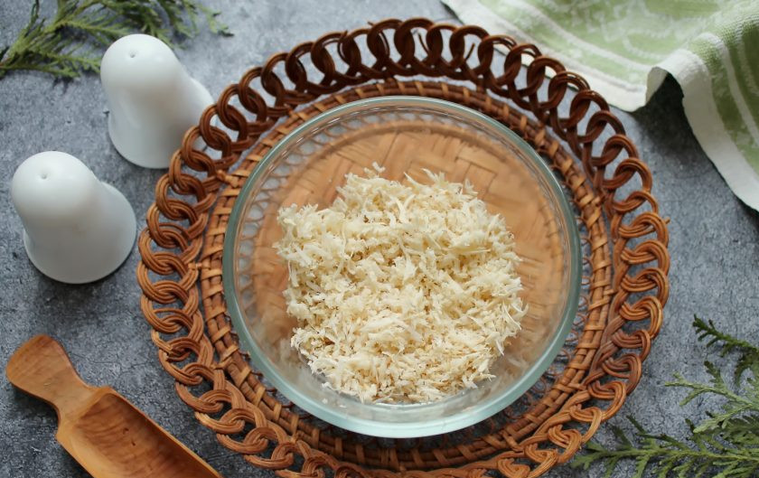 1. Этап. Хрен со свеклой без уксуса: Хрен натрите на мелкой терке или прокрутите через мясорубку.