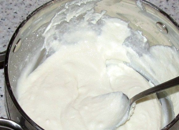 1. Этап. Крем творожно-сливочный: Когда желатин остынет, перекладываем его к творогу и перемешиваем все.