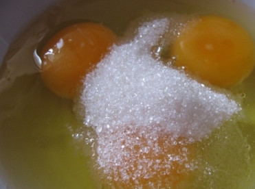 1. Этап. Творожная запеканка с кукурузной мукой: Взбиваем яйца с сахаром, обычным и ванильным.