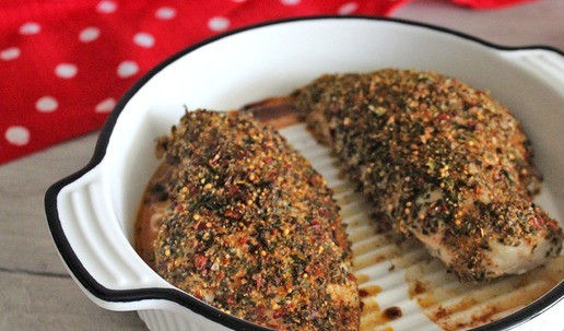 1. Этап. Куриное филе с творожным сыром: Запекать куриное филе в духовке до готовности, около 20-30 минут.